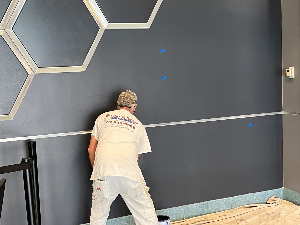 Decorative accent wall with geometric hexagon trim